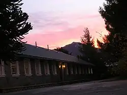 La misma residencia estudiantil, en verano.