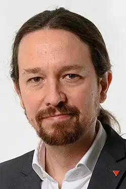 El Vicepresidente segundo y ministro de Derechos Sociales y Agenda 2030 del gobierno español, Pablo Iglesias, luciendo un pin del triángulo rojo en 2020.