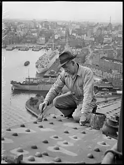 Stan Giddings, trabajador de mantenimiento pintando el puente de la bahía de Sídney, 1945, por Alec Iverson