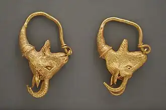 Pendientes (circa 500&nbsp;a.&nbsp;C.). Museo de Arte del Condado de Los Ángeles.