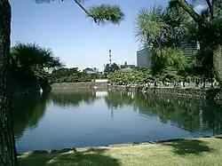 Foso frente al palacio.