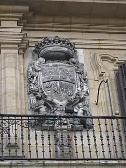 Escudo en la fachada.