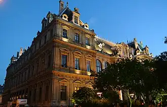 Esquina noreste, vista desde la Rue de la Bourse.