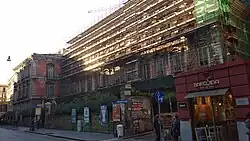 Palazzo d'Avalos del Vasto, ubicado en Via dei Mille, 48-50. El edificio fue construido en el siglo XVI por iniciativa de Fernando Francisco d'Avalos y su esposa Victoria Colonna. Asumió su aspecto actual como resultado de las extensas obras de reforma llevadas a cabo por Mario Gioffredo y continuadas por Pompeo Schiantarelli durante la segunda mitad del siglo XVIII.