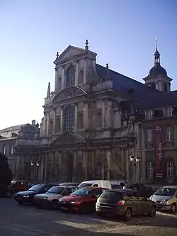 Fachada de la abadía en perspectiva