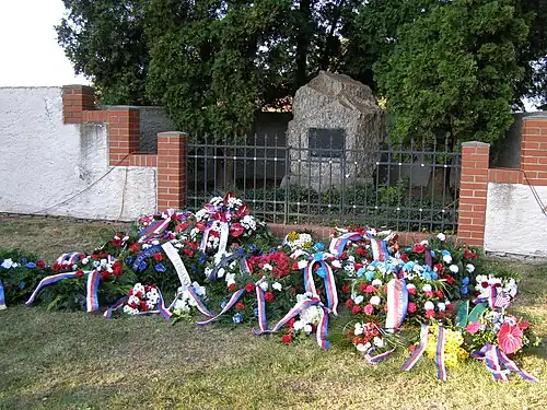 Monumento después del acto conmemorativo por el 120º aniversario de su nacimiento[22]​