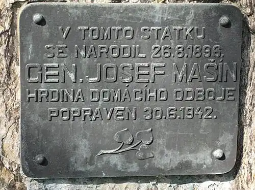 Detalle de la placa metálica en el monumento