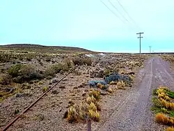 La vía en dirección a estación Pampa Alta. Nótese la gran cantidad de bardas que los obreros tuvieron q nivelar para logra acceder a la zona.