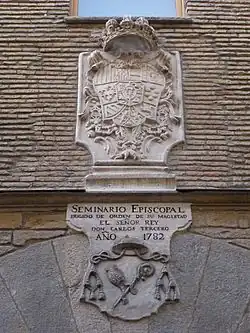 Escudo sobre la portada de la antigua iglesia de la Compañía