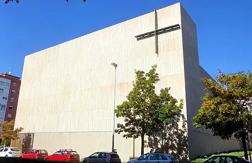 Fachada a la avenida de San Jorge