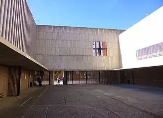 Cerramiento hacia el este y fachada del templo