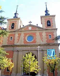 Iglesia parroquial de San Miguel Árcangel de Pamplona, junto con José Yárnoz Larrosa, (1950-1954).