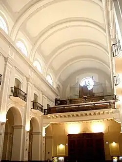 Coro a los pies del templo