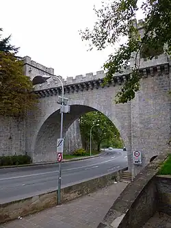 El paseo de ronda sobre el portal