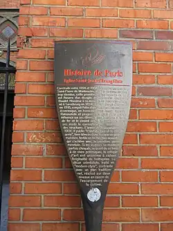 Placa Historia de París a las afueras de la iglesia.