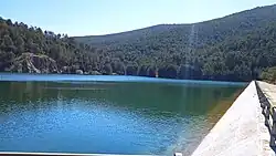 Vista del agua embalsada