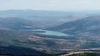 Embalse del río Lozoya visto desde el pico La Flecha que separa Trescasas (Segovia) de Rascafría (Madrid)