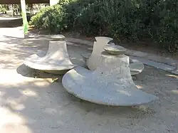 Bancos del parque, de Beverly Pepper.