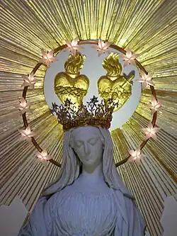 Detalle de los coros de Jesús y María, encima del altar principal.