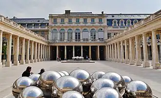 Galería de Orléans, con las fuentes de Pol Bury
