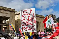 Cartel en apoyo a la consulta popular en un cabildo abierto en la Plaza de Bolívar.