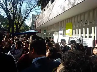 En ese periodo de inscripciones una gran cantidad de alumno no logró inscribirse a diversas materias porque las autoridades, tanto escolares como centrales, decidieron cerrar los cupos con un número menor al solicitado.