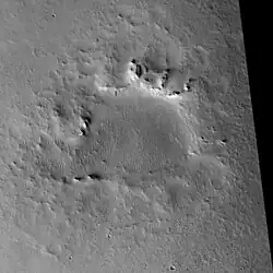 El pico central del cráter Paros fue destruido por un impacto posterior