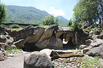 Riachuelo y cueva artificial