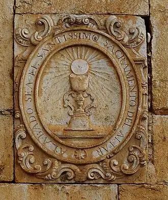 Bajorrelieve de temática eucarística esculpido en la fachada de la capilla de la Comunión