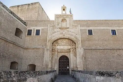 Portada de acceso al castillo