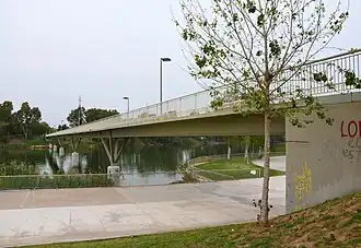 Pasarela sobre la dársena que conecta el parque de San Jerónimo con el del Alamillo