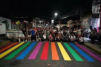 Orgulloso paso de peatones dentre el CCESV y LCT.