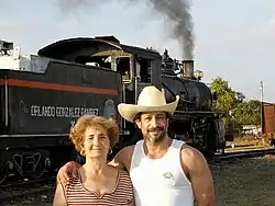 Paso por la línea ferroviaria de Guayacanes del tren cargado de caña dirigido al ingenio Azucarero Orlando González Ramírez, febrero 2004.