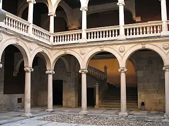 Patio columnado del palacio con la escalera al fondo.