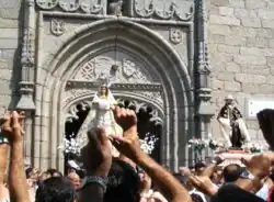 Patrones de Macotera a su salida del templo parroquial