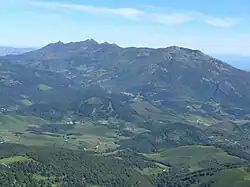 El collado-mirador de la Fuente del Chivo ofrece unas vistas magníficas hacia la sierra de Peña Sagra y el valle de Polaciones