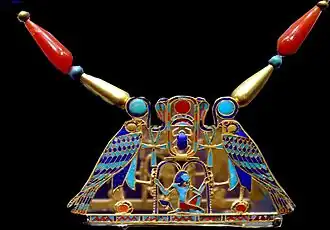 Pectoral de Sesostris II, de la tumba de su hija. Insertos cloisonné en oro de cornalina, feldespato, granate, turquesa, lapis lazuli.