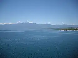 Vista de Pegunungan Arfak desde la bahía Cenderawasih