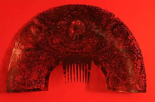 Peinetón de carey con efigie de Juan Manuel de Rosas, c. 1832–1837, en el Museo Nacional de Bellas Artes, Buenos Aires.