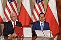 El vicepresidente de los Estados Unidos de América Mike Pence y el primer ministro Mateusz Morawiecki firman una declaración conjunta el 5G, septiembre de 2019.