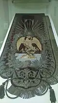 Pendón del conjunto ornamental de la silla presidencial de Benito Juárez.