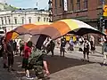Bandera oso desplegada en la marcha del Orgullo de Helsinki de 2022.