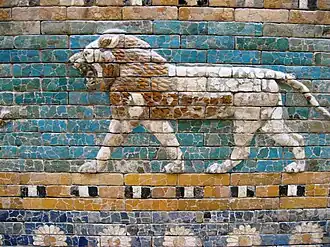 León de cerámica vidriada en relieve. Puerta de Ishtar (Babilonia, 575 a. C.)