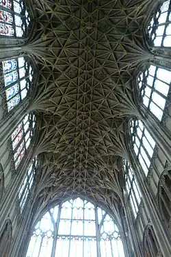 Extremo oriental de la catedral de Gloucester con bóveda de ligadura de estilo perpendicular