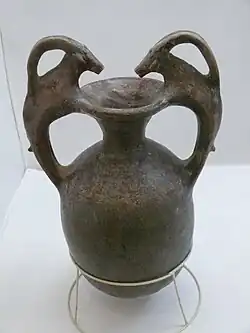Vaso con asas en forma de íbices (Museo de Persépolis).