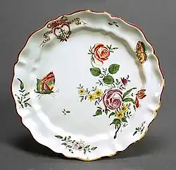 Plato decorado con el motivo «a la rosa». Pesaro, mediados del siglo XVIII.