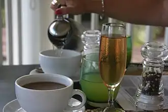 Desayuno en Seychelles: vino espumoso, zumo de frutas, té y café.