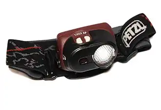 Lámpara LED Petzl con pilas combinadas con la lámpara