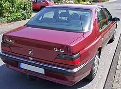 Vista posterior de un Peugeot 605 segunda serie.