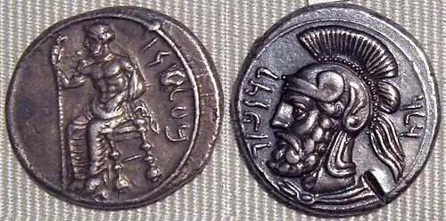 Doble siclo de Farnabazo II (ca. 380-375&nbsp;a.&nbsp;C.). Anverso: divinidad persa en el trono. Reverso: cabeza de Ares.